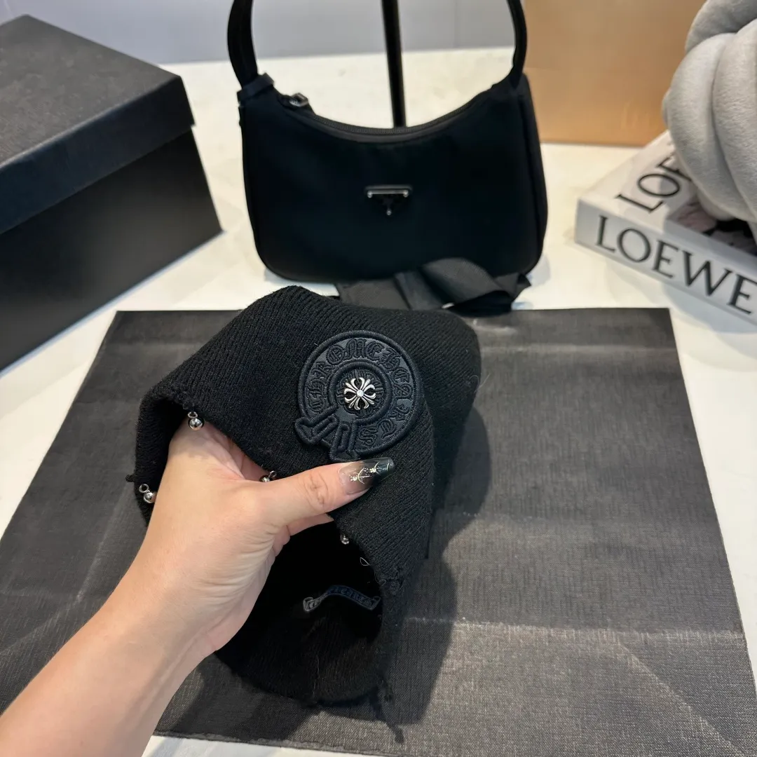 P70 Crow Heart Autumn and Winter Wool Knitted Beanie This must be the favorite of minimalism. It is clean, neat, fashionable and versatile, and will definitely not be picky about your face shape! A fashionable classic that lasts forever! Fashionable black and white can be purchased together!